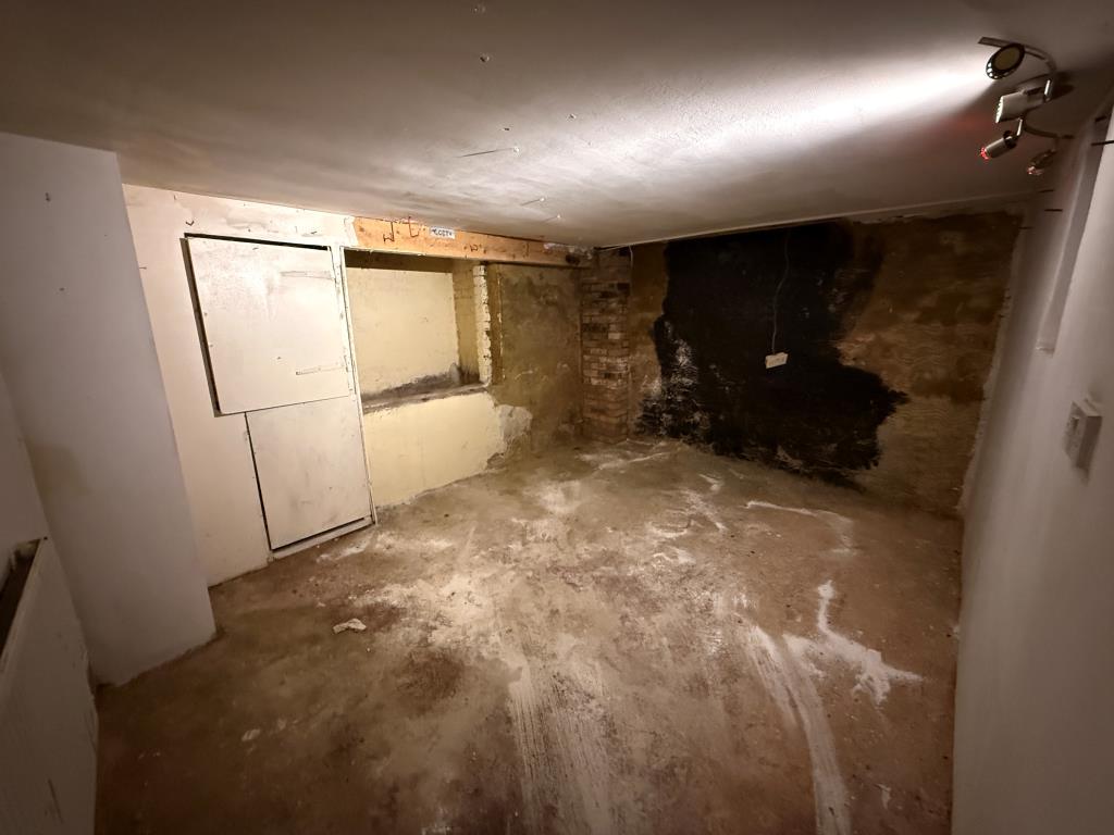 Lot: 73 - MIXED USE PROPERTY - Basement